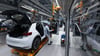 Ein Modell der neuen Generation des ID.3 wird im Werk von Volkswagen in Zwickau montiert.