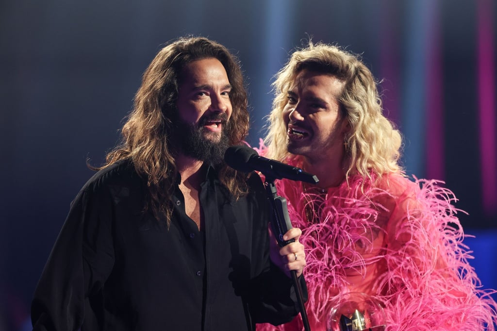 Tom (l) und Bill Kaulitz von der Band Tokio Hotel halten bei der "1Live Krone" ihren Preis "Beste Unterhaltung".