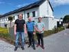 Marco Linnert, Stephan König und Sebastian Schmidt haben sich um die Einweihung der Technikzentrale in Großkugel (im Hintergrund) gekümmert.