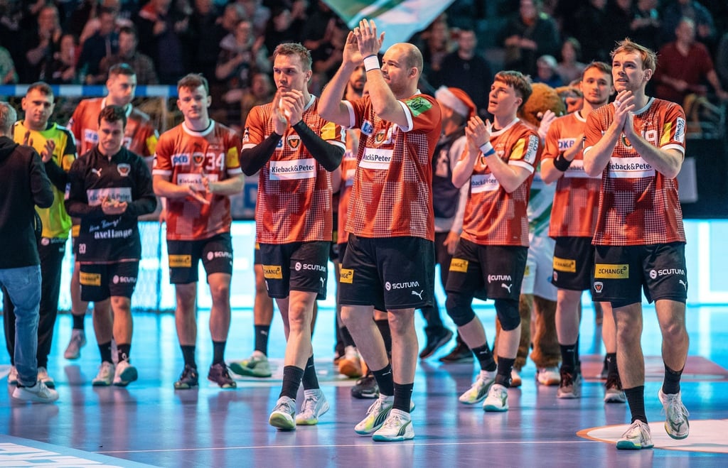 Das Team der Füchse Berlin bedankt sich nach einem Spiel bei den Zuschauern.
