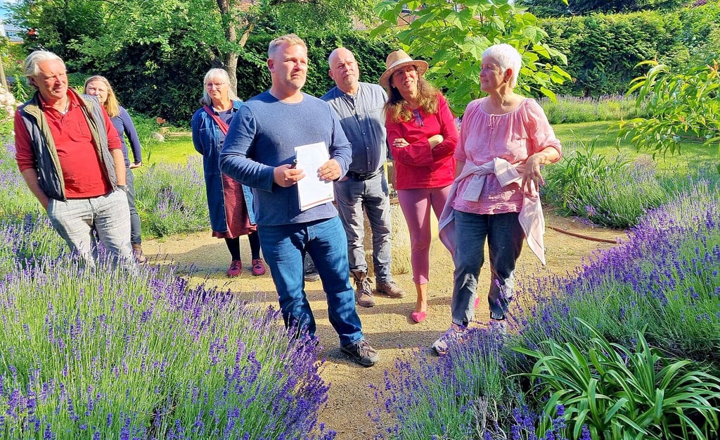 Oliver Bähre (vorn) bei seinem Fachvortrag im Havelberger Beginengarten über die Verkehrssicherung von Bäumen. 