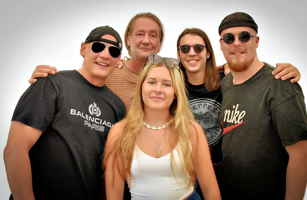 Joe Eimer & die Skrupellosen sind der Hauptact des diesjährigen Stadtfestes. Sie spielen Party-Musik der letzten vier Jahrzehnte. Mit ihrer Show „Real Culture“ werden sie zusätzlich für eine Stunde Superhits der 90er-Jahre perfomen.