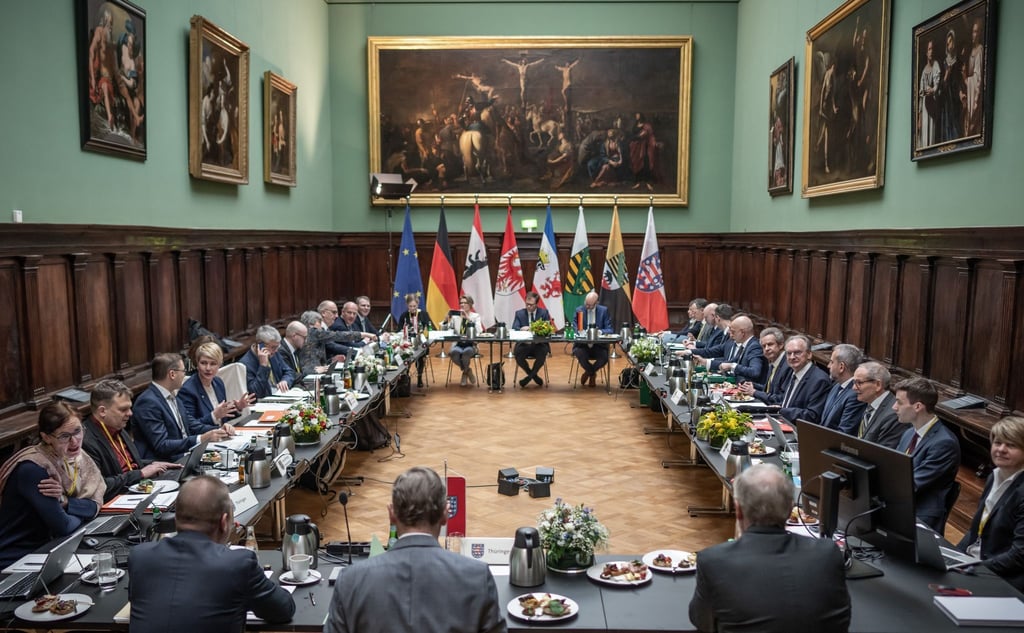 Reiner Haseloff (5.v.r., CDU), Ministerpräsident von Sachsen-Anhalt, eröffnet als Vorsitzender die Ministerpräsidentenkonferenz-Ost im Bode-Museum.