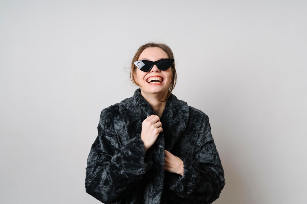 Auffälliger Style: Pelzmantel und große Sonnenbrille sind typisch für den „Mob Wives“-Trend.