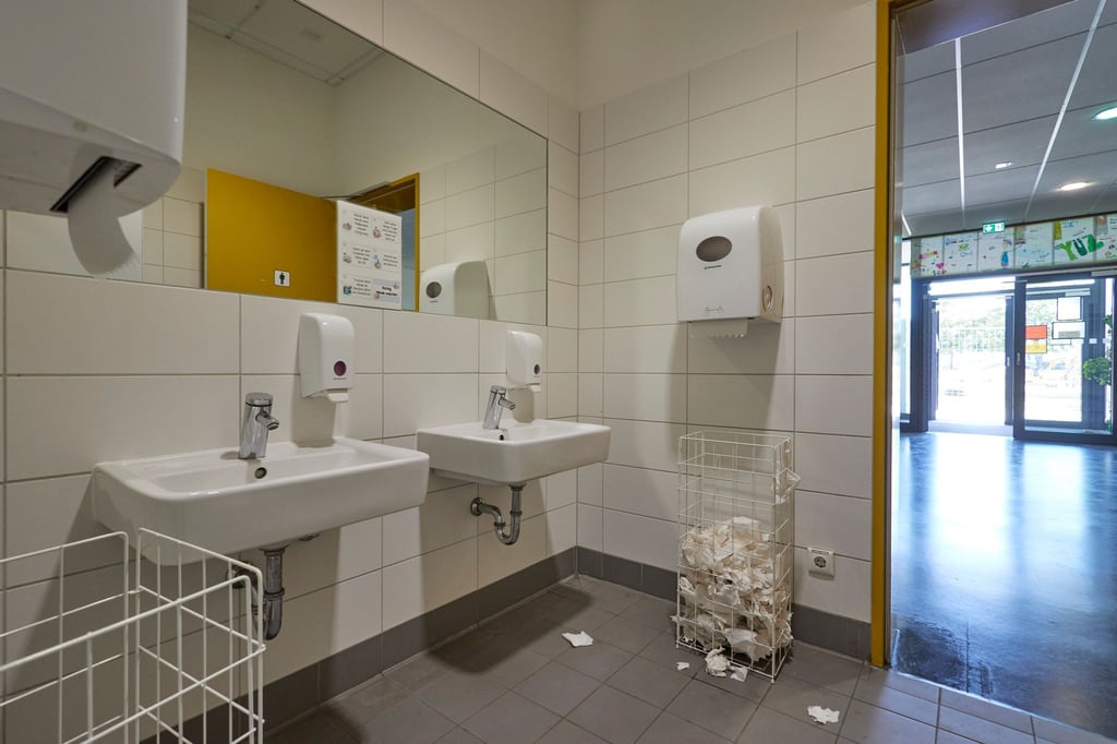 In vielen Schulen sind die Toiletten verschmutzt, beschädigt und unhygienisch - was viele Kinder davon abhält, sie zu benutzen.