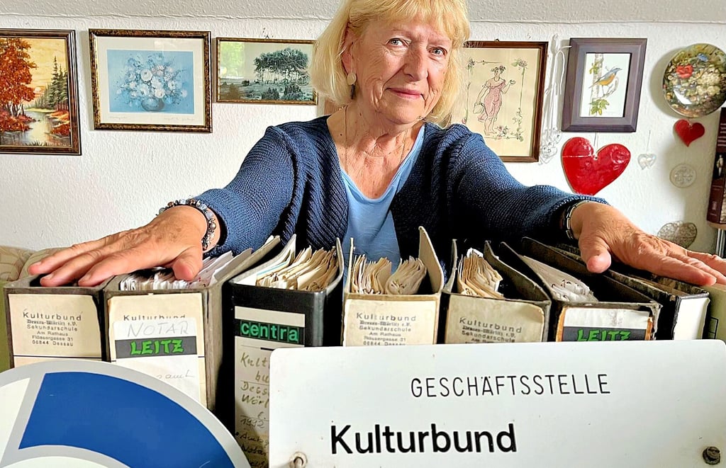 Elke Arndt zeigt den zukünftigen Archivbestand des Dessauer Kulturbundes.