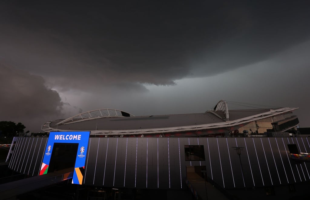 Dunkle Wolken über der Arena.