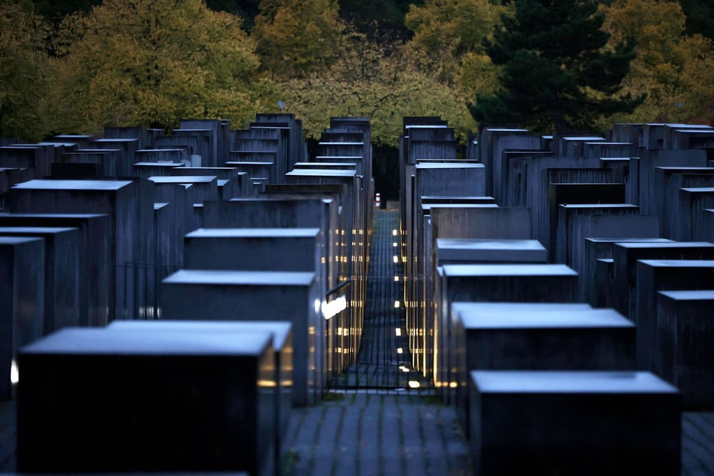 Blick über das Stelenfeld des Mahnmals für die ermordeten Juden Europas: Der Bundestag hatte die Errichtung am 25. Juni 1999 nach jahrelangen Debatten gebilligt.
