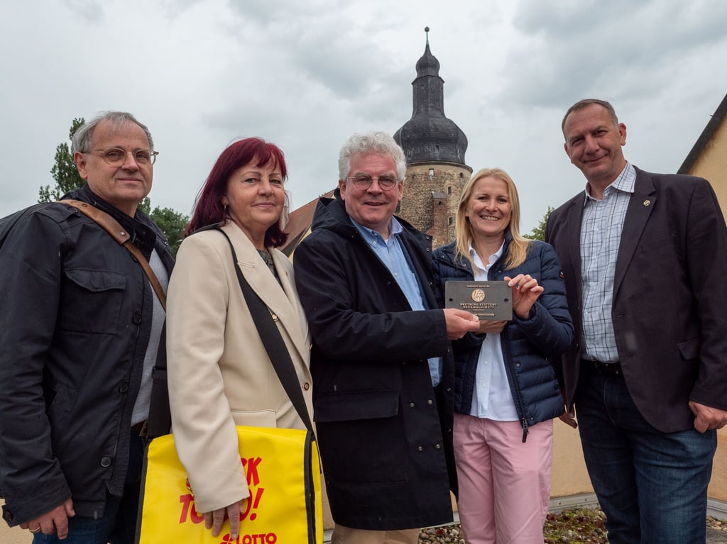 Eine Plakette für die erfolgreiche Notsanierung des Turmes der Gommeraner Wasserburg.