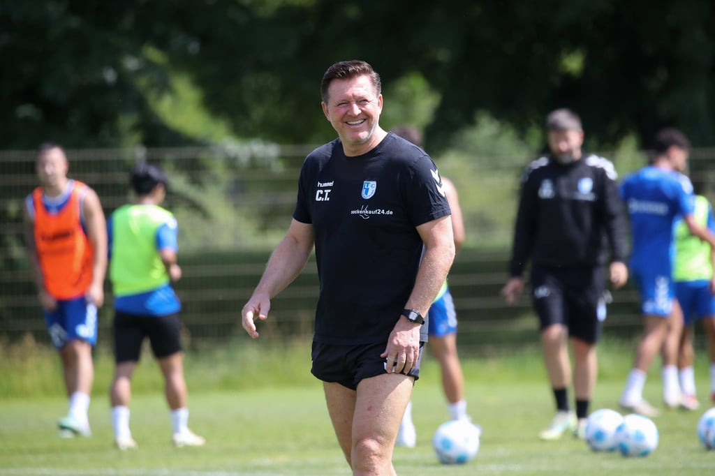 Beste Laune bei FCM-Trainer Christian Titz.