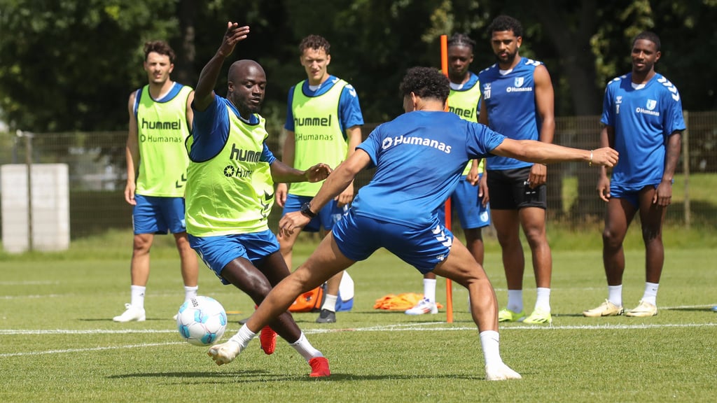 Beim 1. FC Magdeburg wird wieder trainiert. Hier geht Amara Condé gegen Herbert Bockhorn in den Zweikampf.