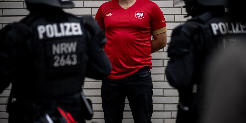 Englischen Medien zufolge ermittelt die UEFA wegen eines rassistischen Vorfalls beim England-Spiel in Gelsenkirchen.