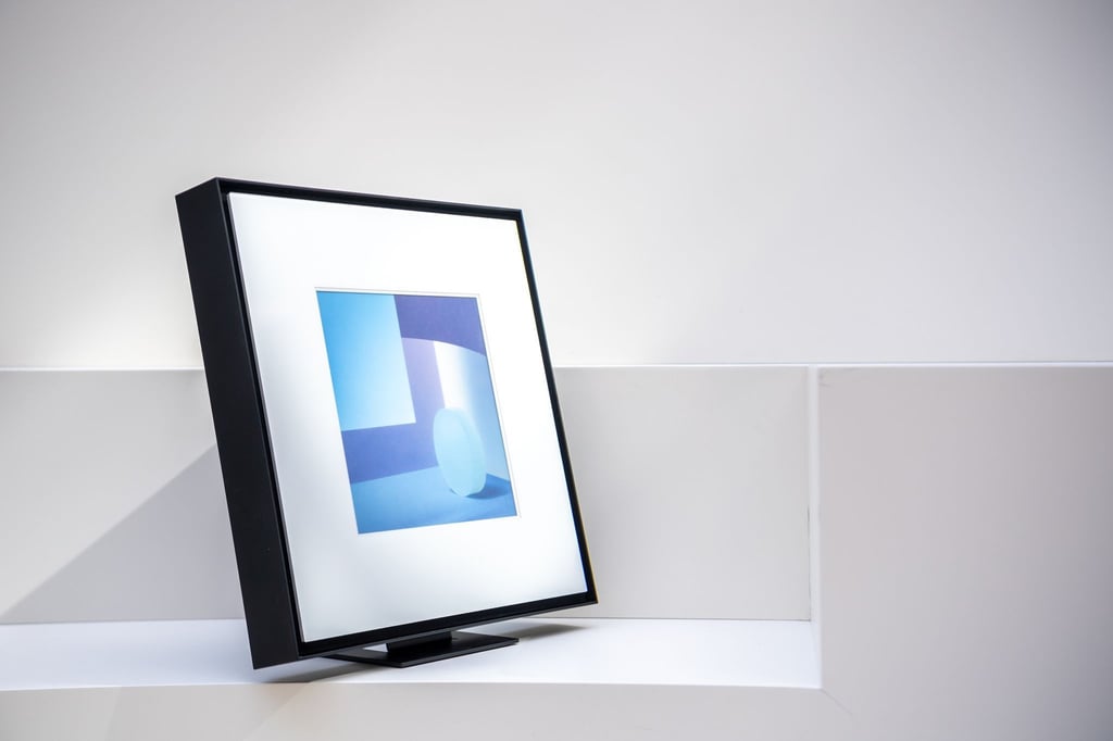 Samsungs Music Frame sieht wie ein Bilderrahmen aus, und man kann ihn ins Regal stellen oder an die Wand hängen.