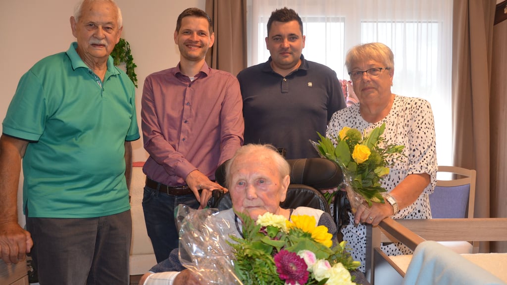 Schwiegersohn Peter Frühauf (von links), Bürgermeister Alexander Siersleben, Heimleiter Matthias Staude und Tochter Elvira Frühauf gratulieren Hedwig Börner zum 100. Geburtstag.