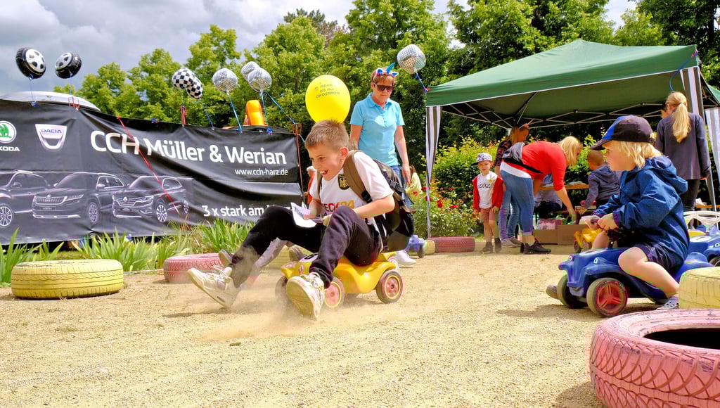 Da qualmten beim Löwenstarken Blankenburger Kinderfest im Thiepark die Reifen: beim rasanten Bobbycar-Rennen.