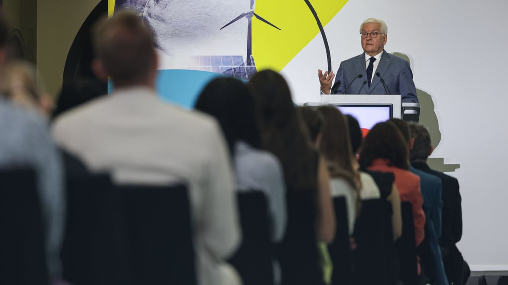 Bundespräsident Frank-Walter Steinmeier hat eine Magdeburger Schule für ihr entwicklungspolitisches Engagement ausgezeichnet.