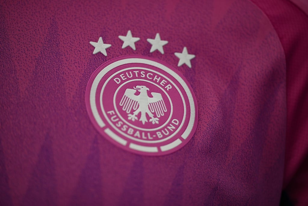 Blick auf das das pinke Auswärtstrikot.