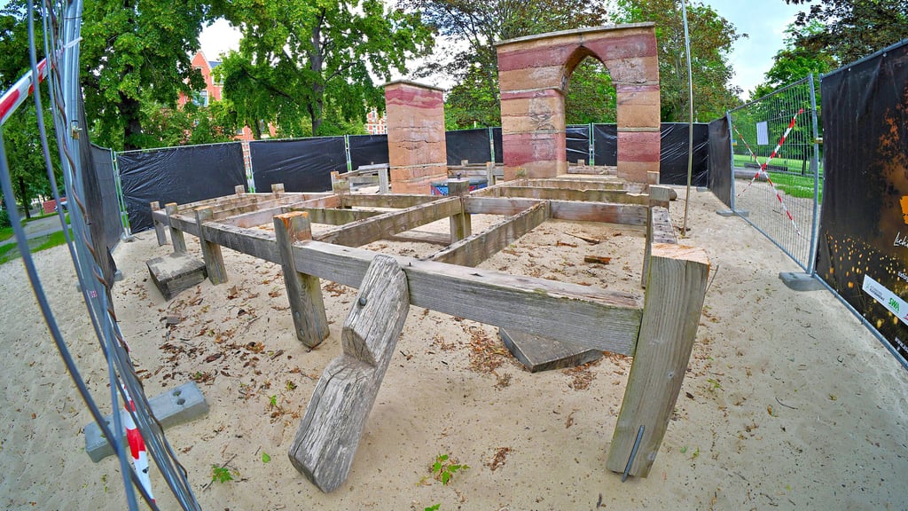 Nach dem Rückbau der Karawanserei ist nicht mehr viel übrig. Zuletzt wurde festgestellt, dass selbst die Eichenbalken nicht mehr zu retten sind.