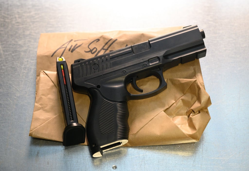 In Möser hat ein Jugendlicher Kinder mit einer Softair-Waffe bedroht. So oder so ähnlich sehen die täuschend echten Waffen aus.
