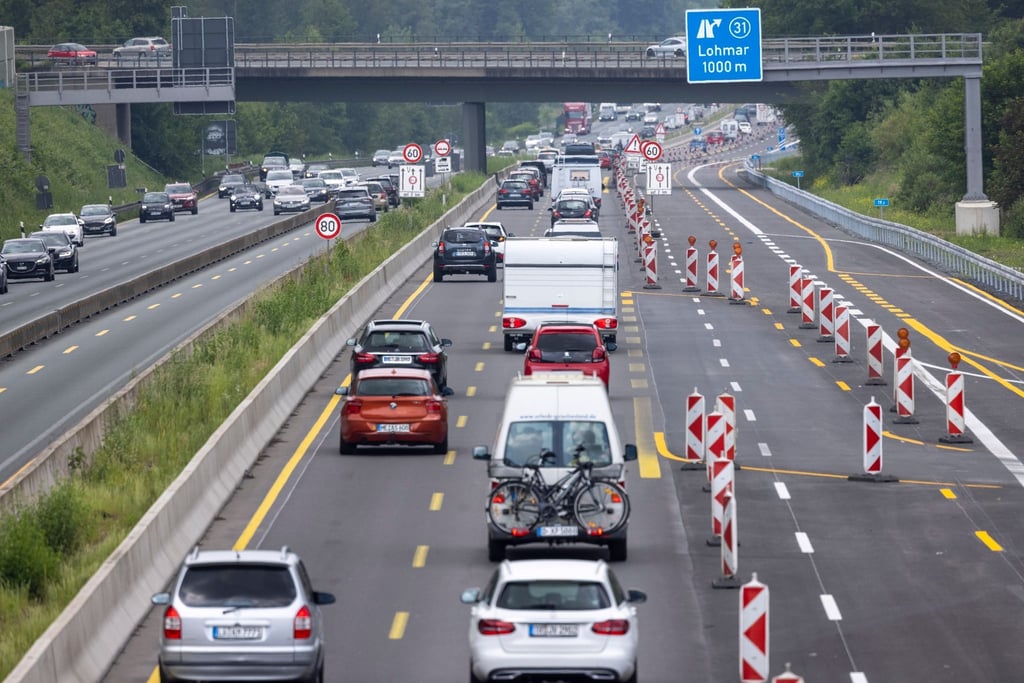 Zahlreiche Autos fahren am Pfingstmontag auf der Autobahn A3 durch eine Baustelle.