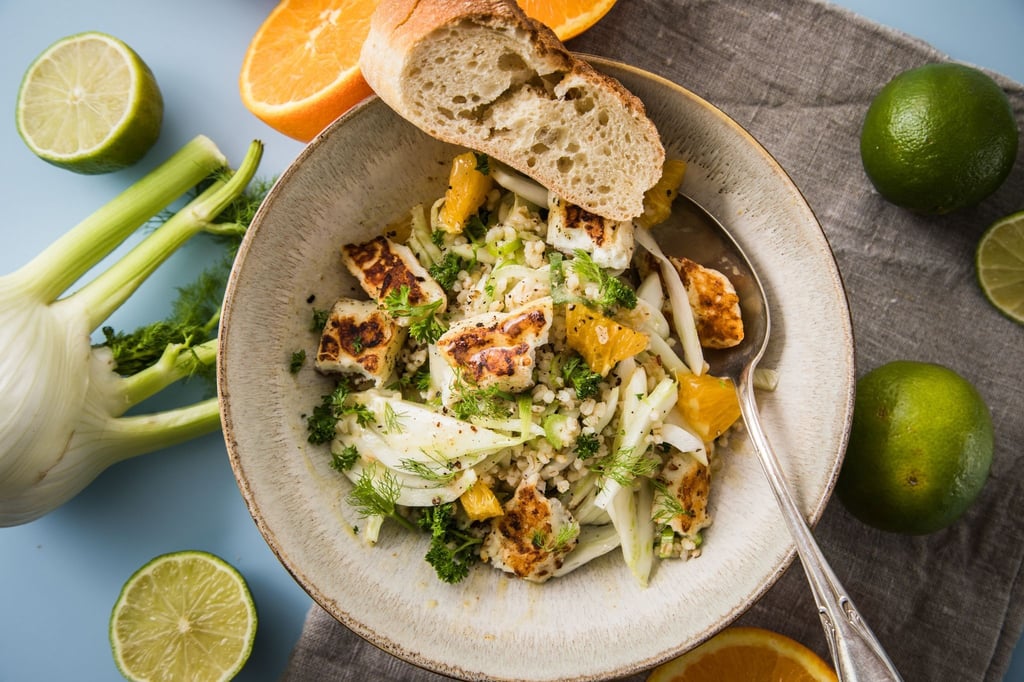 Zusammen mit Orange, Fenchel, Halloumi und einem Limettendressing wird aus Graupen ein sättigender Salat.