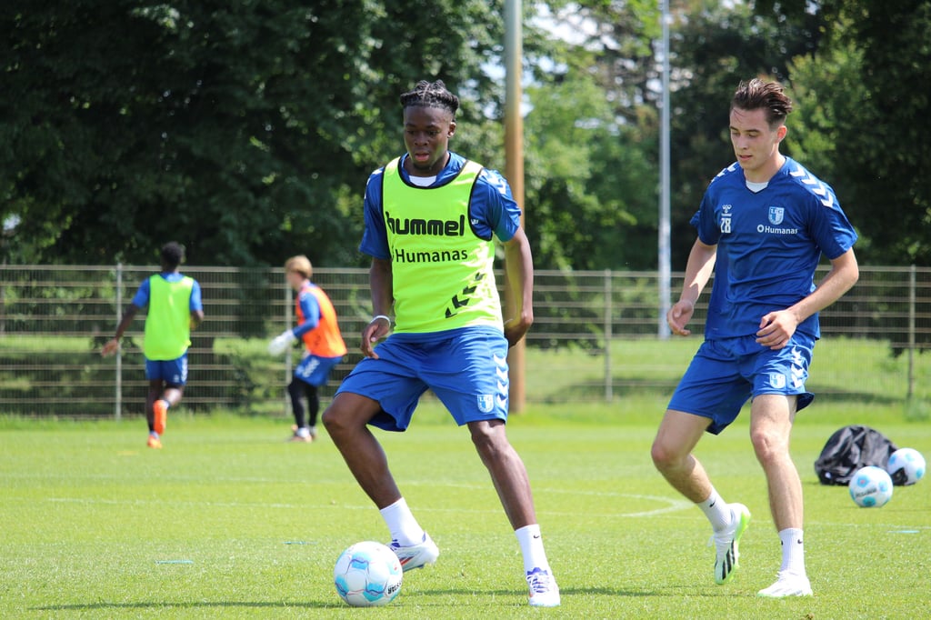 Zugang Pierre Nadjombe am Ball für den 1. FC Magdeburg.