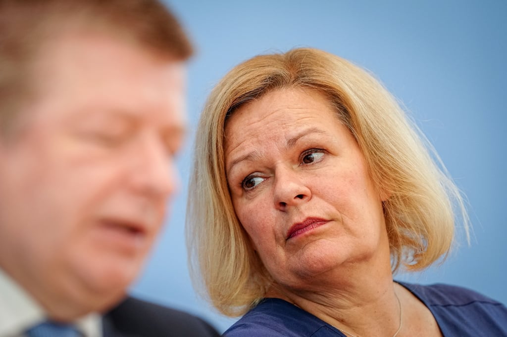 Bundesinnenministerin Nancy Faeser (SPD) neben Verfassungsschutzpräsident Thomas Haldenwang in Berlin.