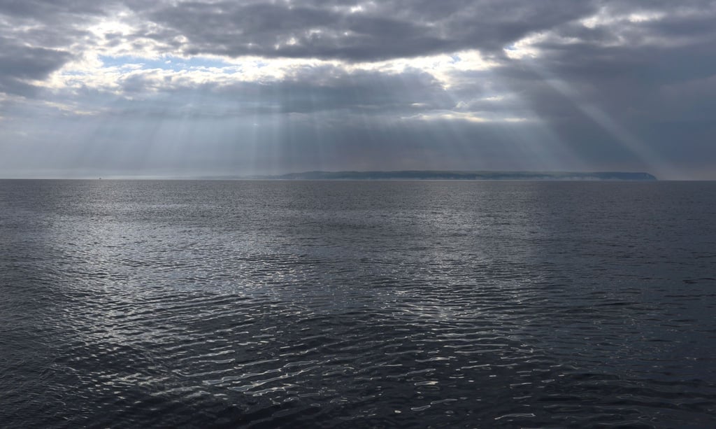 Dunkle Wolken ziehen über die Küste der Insel Rügen bei Sassnitz hinweg.