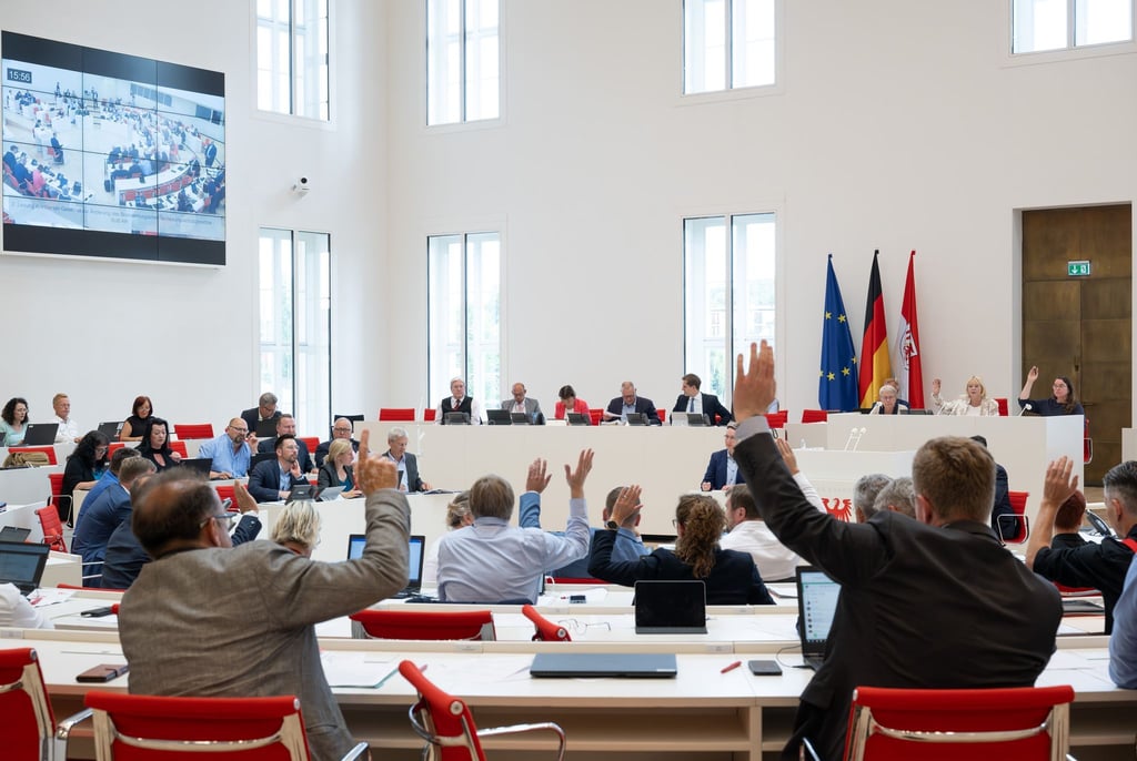 Die Abgeordneten stimmen per Handzeichen in der Landtagssitzung über das Gesetz zur Änderung des Brandenburgischen Verfassungsschutzgesetzes ab.