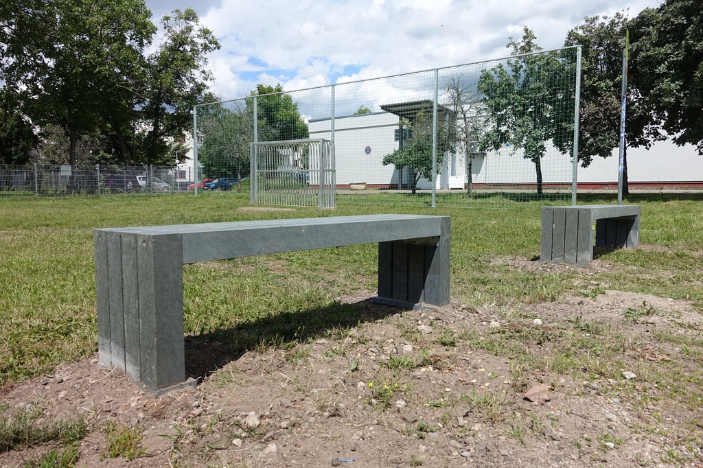 Am Brellin stehen auf der Wiese neben dem Bolzplatz zwei neue Sitzbänke.