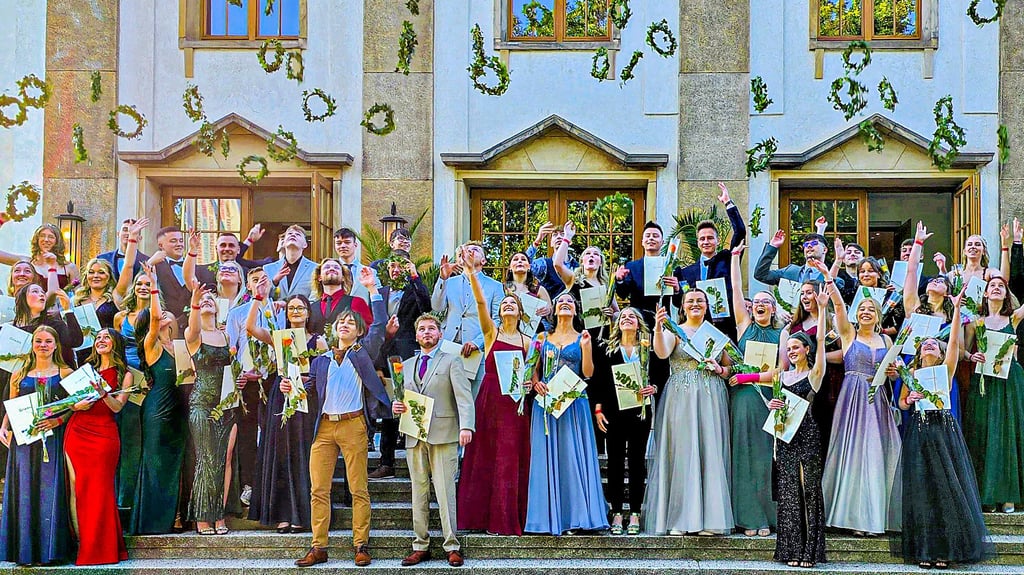 Schöne Tradition: Die Abiturienten werfen ihre Kränze in die Luft. So verabschiedeten sich auch die „Gutenbergs“ von ihrer Schulzeit.