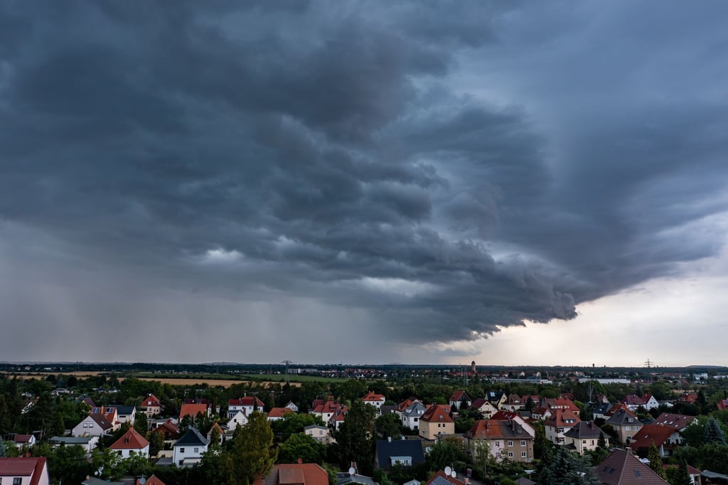 Eine Unwetterfront zieht über den Leipziger Westen.