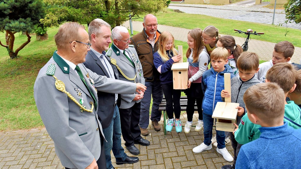 Das Werk ist vollbracht: Vertreter der Schützengilde und des Landkreises trafen sich mit den Viertklässlern zum Vororttermin im Park.