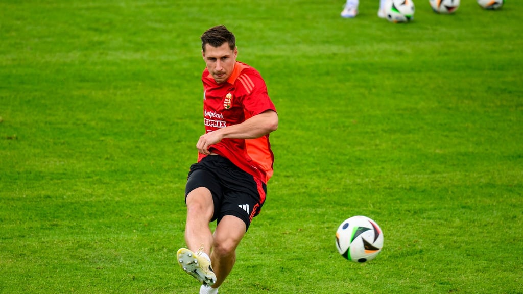 Ungarns Willi Orban beim Torschusstraining.