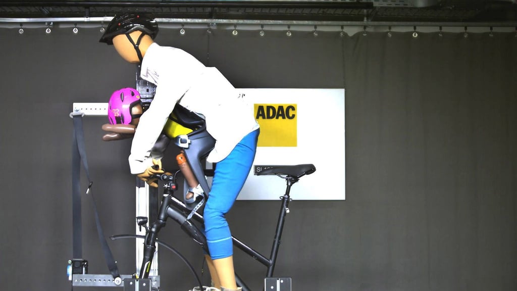 Bumm! Die Montag von Kindersitzen vorne auf dem Rad hält der ADAC nur für bedingt empfehlenswert. Und das nicht nur, weil bei einem Aufprall das Gewicht des Fahrers das vorausfahrende Kind trifft.