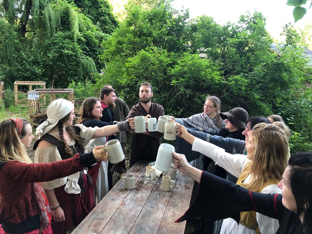 Der Wettkampf stand bei "Brot und Spiele" in diesem Jahr im Vordergrund. Beim Hochhalten vom Bierkrug gab sogar ein starker "Bauer" auf.