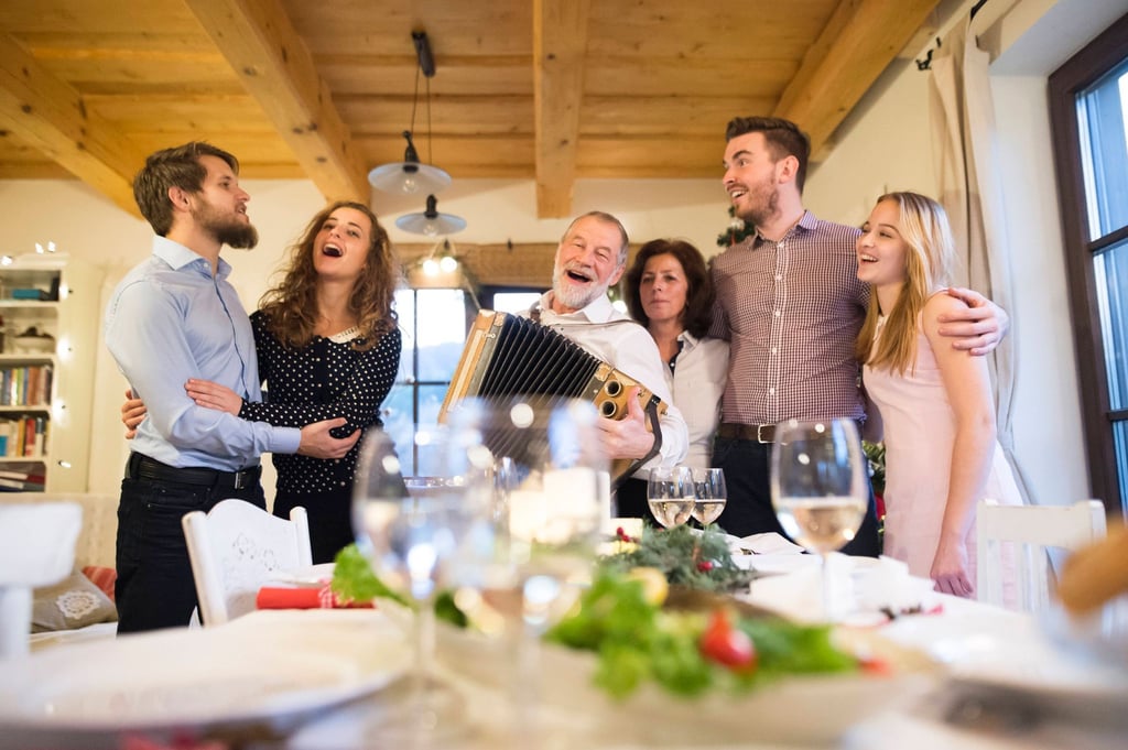 Ein Familienmitglied legt mit einem Lied los und die anderen stimmen mit ein - und wenn es nur aus Solidarität ist. So lässt sich eine Tradition etablieren.