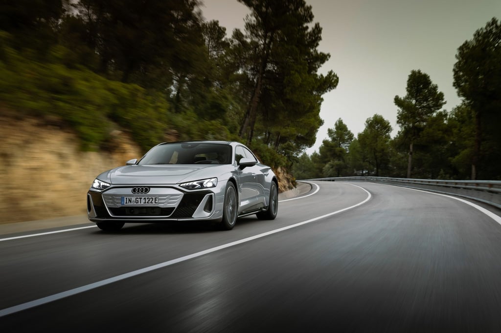 Der aufgefrischte Audi e-tron GT startet ab 126.000 Euro und kommt mit mehr Motorleistung und besserer Akku-Performance.