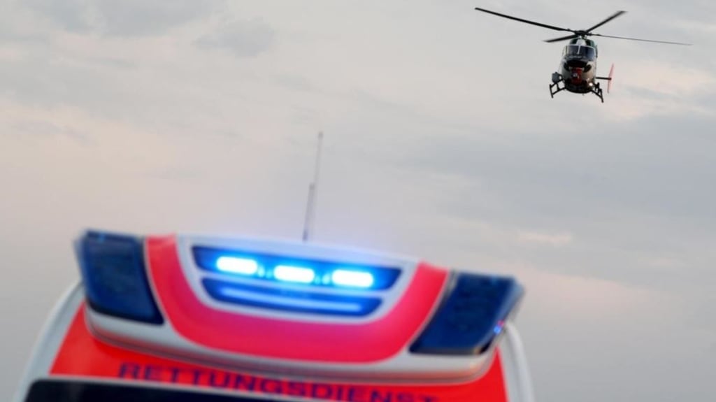 Ein junger Mann ist bei Bad Kösen von einem Zug erfasst worden.