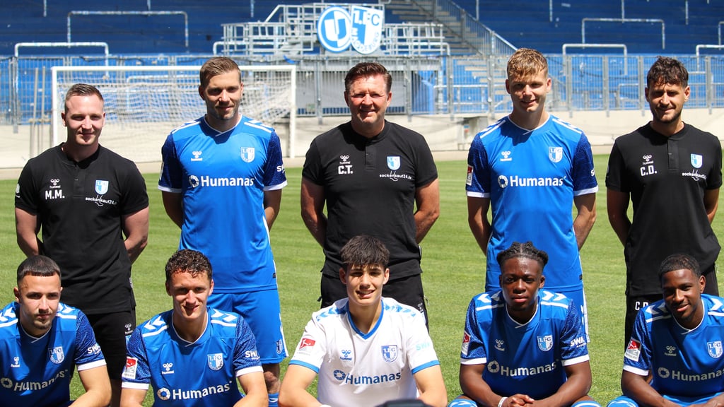 Die neuen Spieler vom 1. FC Magdeburg in der Avnet-Arena. Auch mit dabei Bryan Teixeira (rechts unten), dessen Leihe wohl verlängert wurde und Robert Kampa (Mitte unten) von der U23, der mit einem Profivertrag ausgestattet wurde.