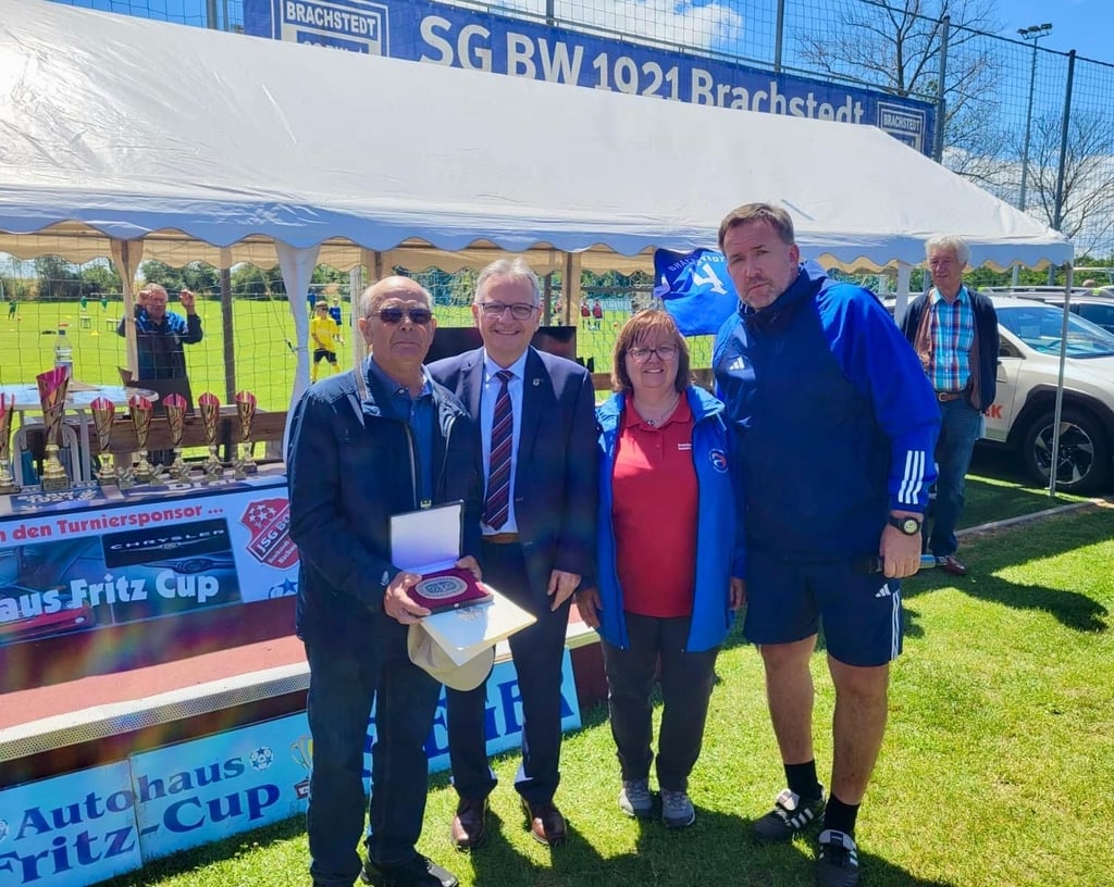 Staatssekretär Klaus Zimmermann (2.v.l.) übergibt Plakette des Bundespräsidenten an das älteste Mitglied des SG Blau-Weiß Brachstedt, Helmut Kern. Mit dabei sind Kreissportbundpräsidentin Angela Heimbach und Vereinsvorsitzender Sirko Dahlmann.