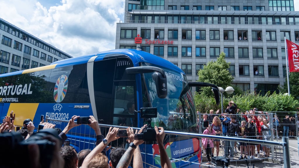 Fans und Journalisten haben den portugiesischen Teambus im Blick.