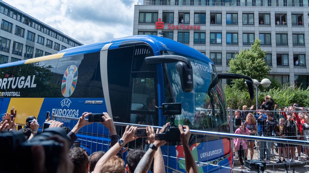 Fans und Journalisten haben den portugiesischen Teambus im Blick.