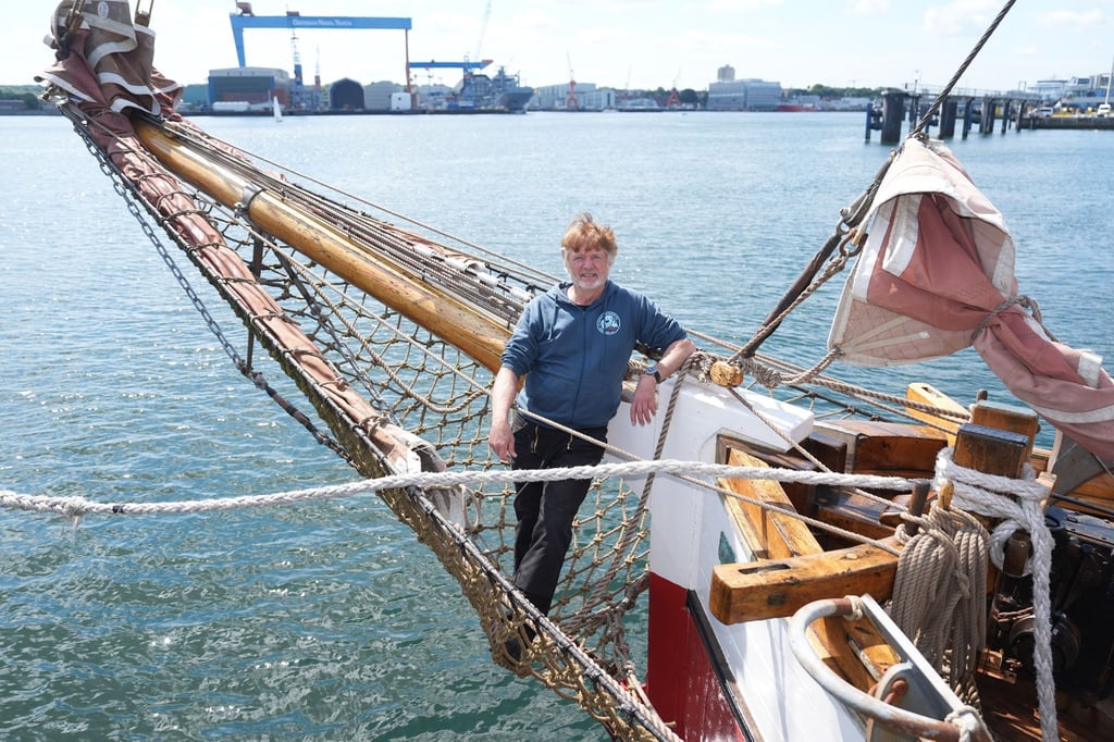 Der Polarforscher und Autor auf seinem Segelschiff „Dagmar Aaen“.