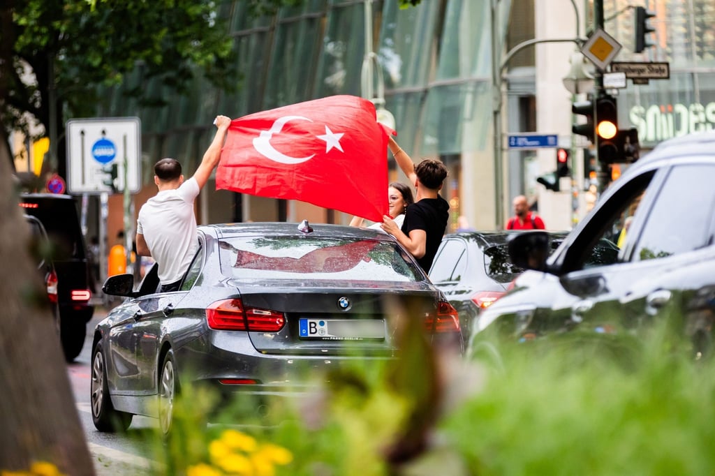 Türkischei-Fans feiern den Sieg mit einem Autokorso auf der Tauentzienstraße.