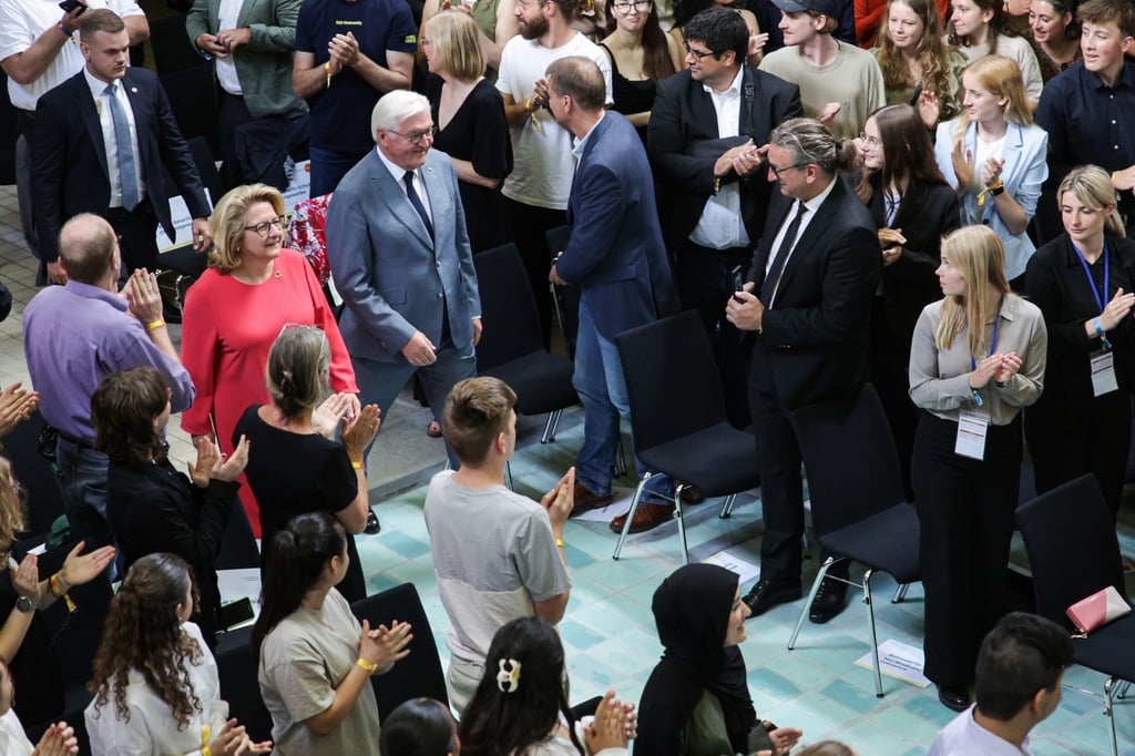 Frank-Walter Steinmeier und Svenja Schulze kommen zu einer Veranstaltung im Stadtbad Oderberger Straße.