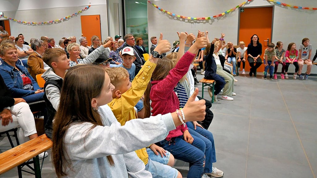 Da gehen alle Daumen hoch. Alle Schüler bewerten die neue Schule mit einer Eins.