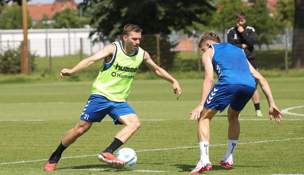 Führten erste Zweikämpfe gegeneinander: Die FCM-Neuzugänge Robert Leipertz (l.) und Philipp Hercher.Fotos (5): Franziska Gora