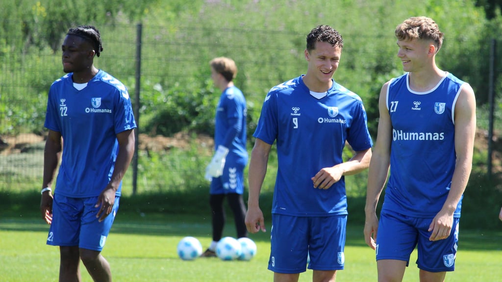 Martijn Kaars scherzt mit Philipp Hercher, beide sind neu beim 1. FC Magdeburg.