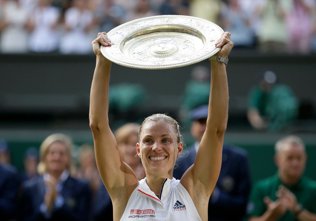 Kerber mit einer Trophäe in den Händen - das gab es seit ihrem Comeback noch nicht.